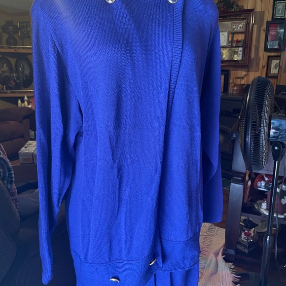 St. John two piece collection. Size says 14 but easy for a size 16. - Picture 7 of 8